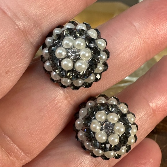 Gray rhinestone and pearl bead button earrings - Picture 4 of 4